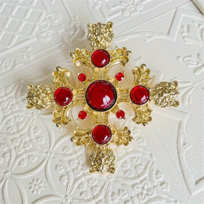 Exquisite Luxury Inlaid Resin Rhinestone Lion Head Cross Brooch Vintage Gold-plated Women's Pins Engraved Accessories Corsage