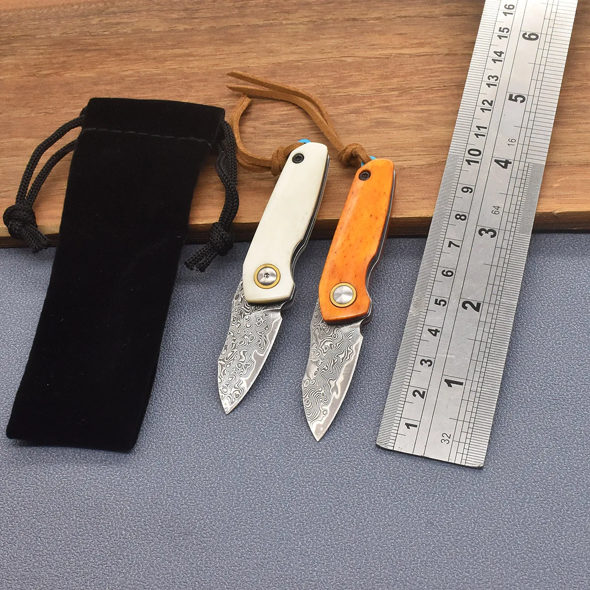 Lock-free Damascus Steel Pocket Dyed Bovine Bone Handle Folding Knife Outdoor Camping Multifunctional Tool OpenThe Package EDC