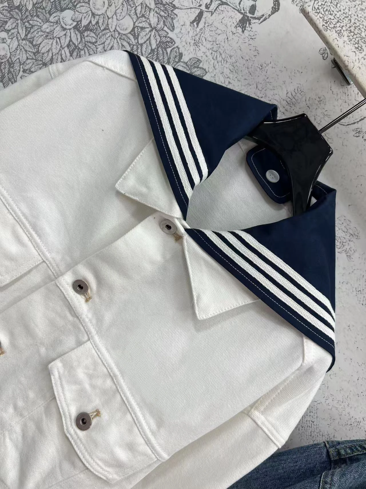 

New summer style navy wind-blown collared denim jacket - sweet, lively, classic and casual for daily wear
