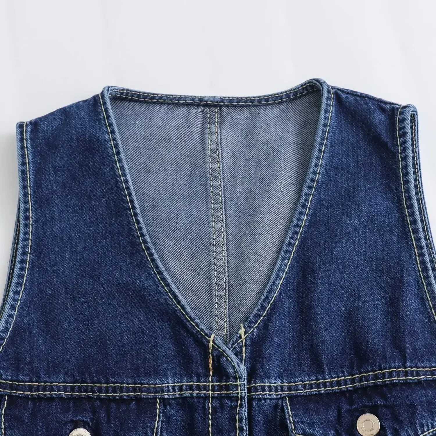 Combinaison courte en denim à col en V pour femmes, mode unique, décoration de couture, décontracté, rétro, sans manches, poche