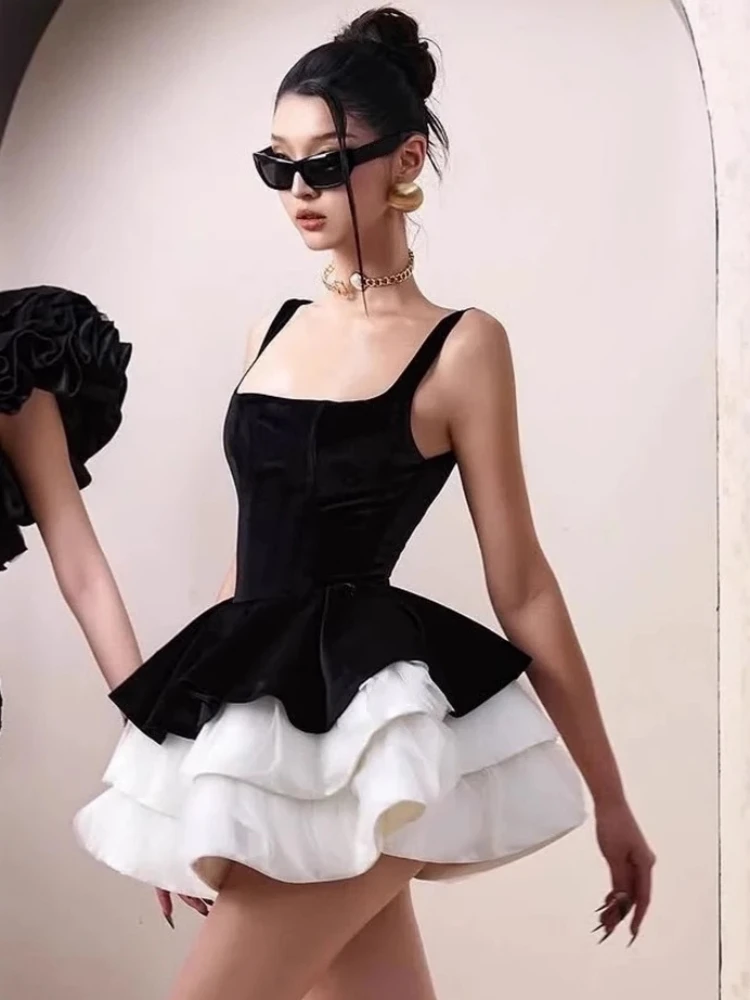 Sexy cinta de espaguete pescoço quadrado babados mini vestido feminino veludo preto sem mangas rendas em camadas a linha vestidos festa à noite