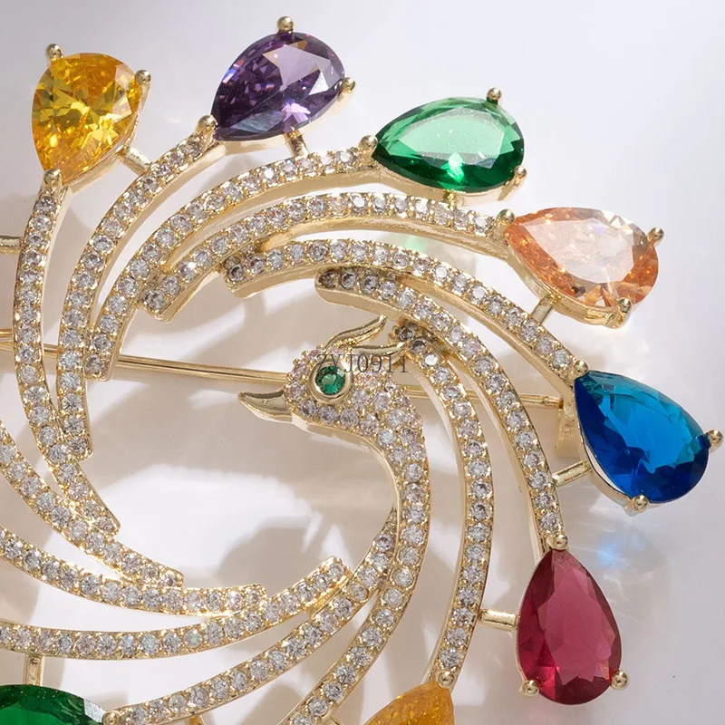 Spilla di lusso leggera Spilla di pavone Phoenix in vero oro con zirconi color gioielli di alta qualità