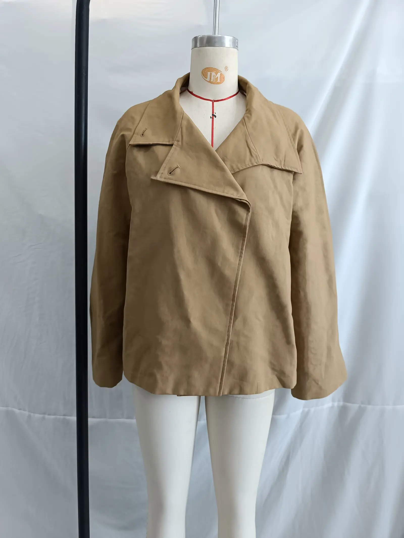 เสื้อโค้ทกันลมทรงคลุมไหล่แบบหลวม สไตล์อังกฤษ สีกากี สำหรับผู้หญิง แบรนด์ KONDALA รุ่นแฟชั่น 2025 สตรีทแวร์ลำลอง