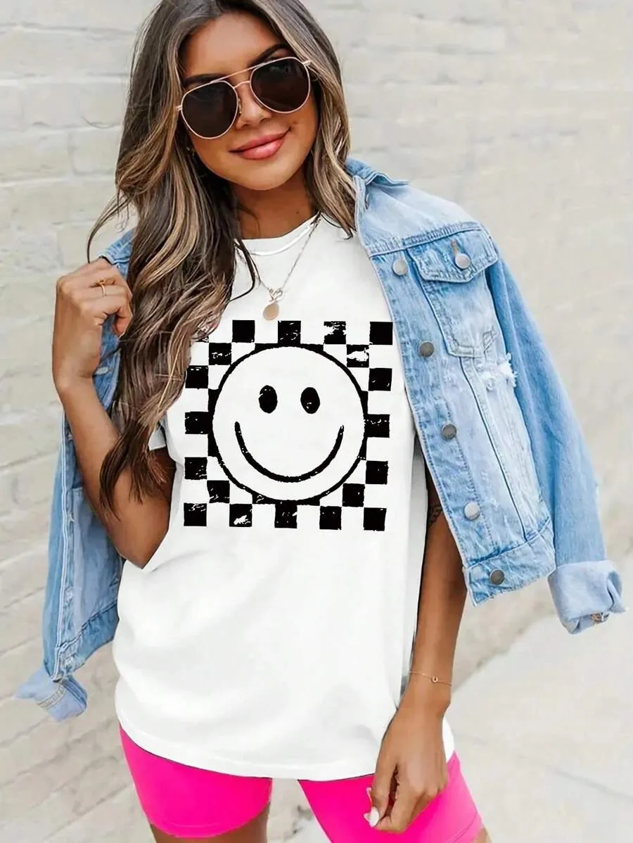 Modna koszulka Plus Size z grafiką uśmiechu w szachownicę, czarna z krótkim rękawem