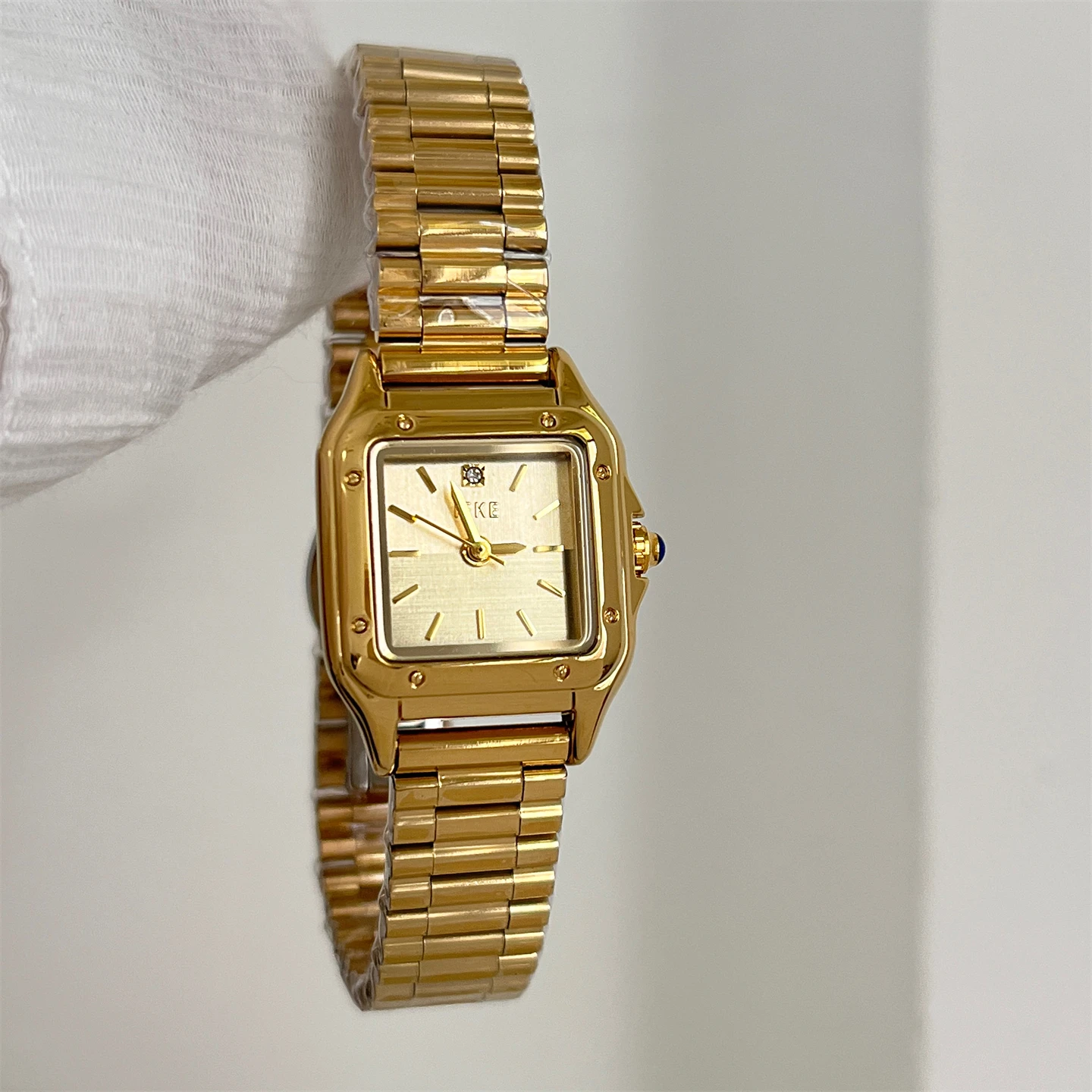 

Retro-style design women's watchhighvaluesimple and exquisite, small square fashion steel band quartz watch, a gift for ladies.