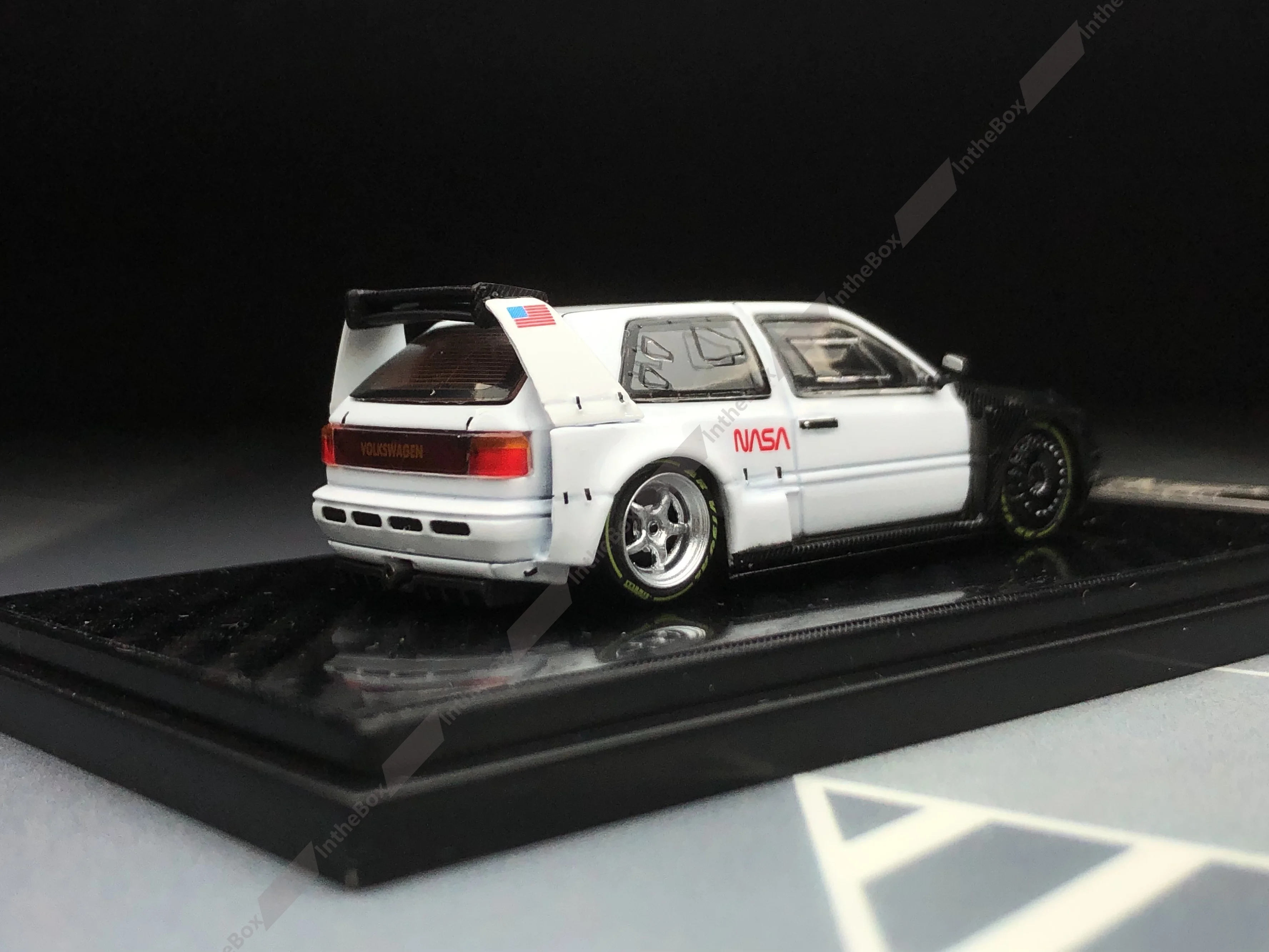 ฿ 1:64 กอล์ฟสีขาว Widebody Hatchback Sports รุ่นรถโลหะ Diecast