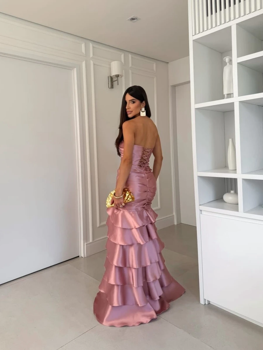 robe-de-soiree-asymetrique-en-satin-plisse-a-volants-superposes-coupe-sirene-longue-avec-corset-a-lacets-dans-le-dos-ideale-pour-une-soiree-formelle-ou-un-mariage