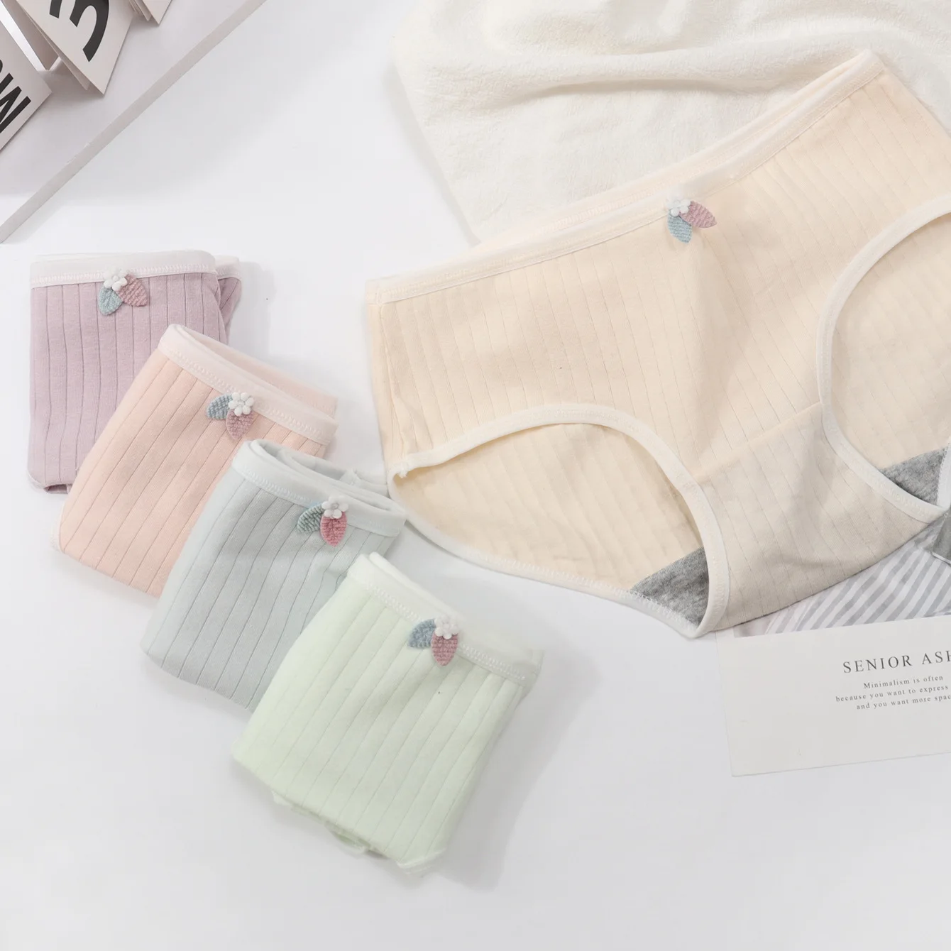Einfarbige Unterhosen für Mädchen sind atmungsaktiv, leicht und weich. Die Unterhosen für Mädchen sind einfache, bequeme und dreieckige Shorts