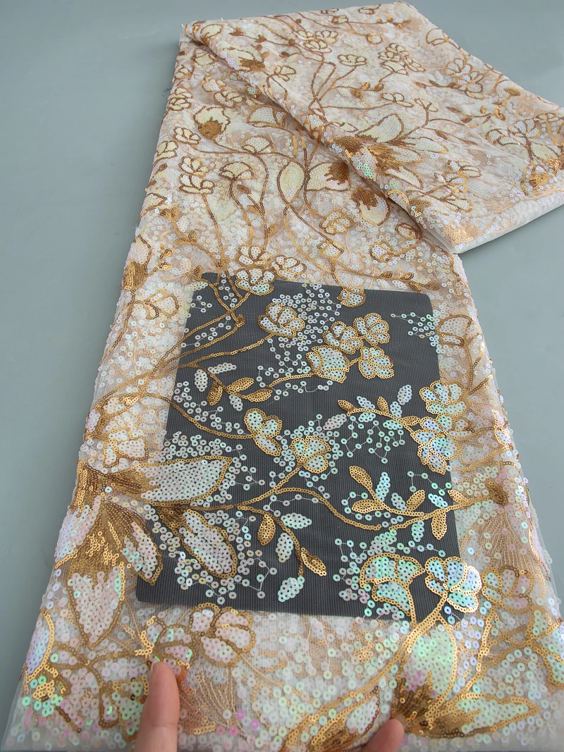 Premium Franse netkantstof met delicaat gouden bloemenborduurwerk op zacht grijs gaas - Ideaal voor Haute Couture-jurken. S4549 - afbeelding 2