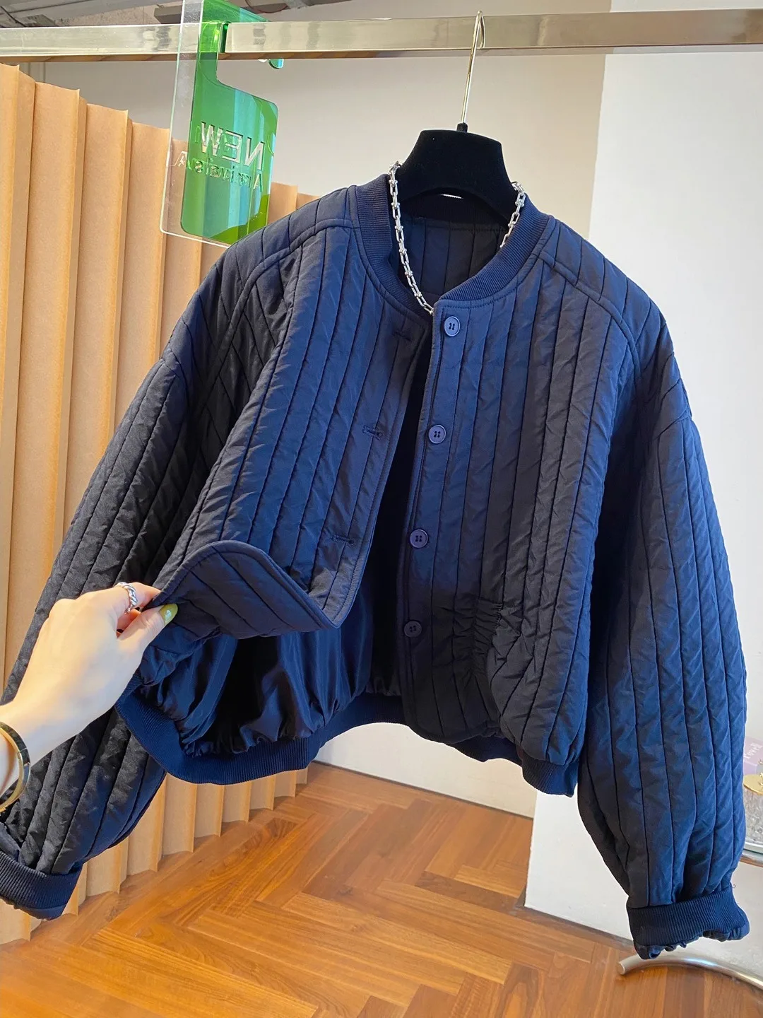 

Легкая и хлопковая куртка Jaet, новинка 2025 года, ранняя осень, свободная повседневная универсальная верхняя одежда с хлопковой подкладкой, корейская круглая одежда...