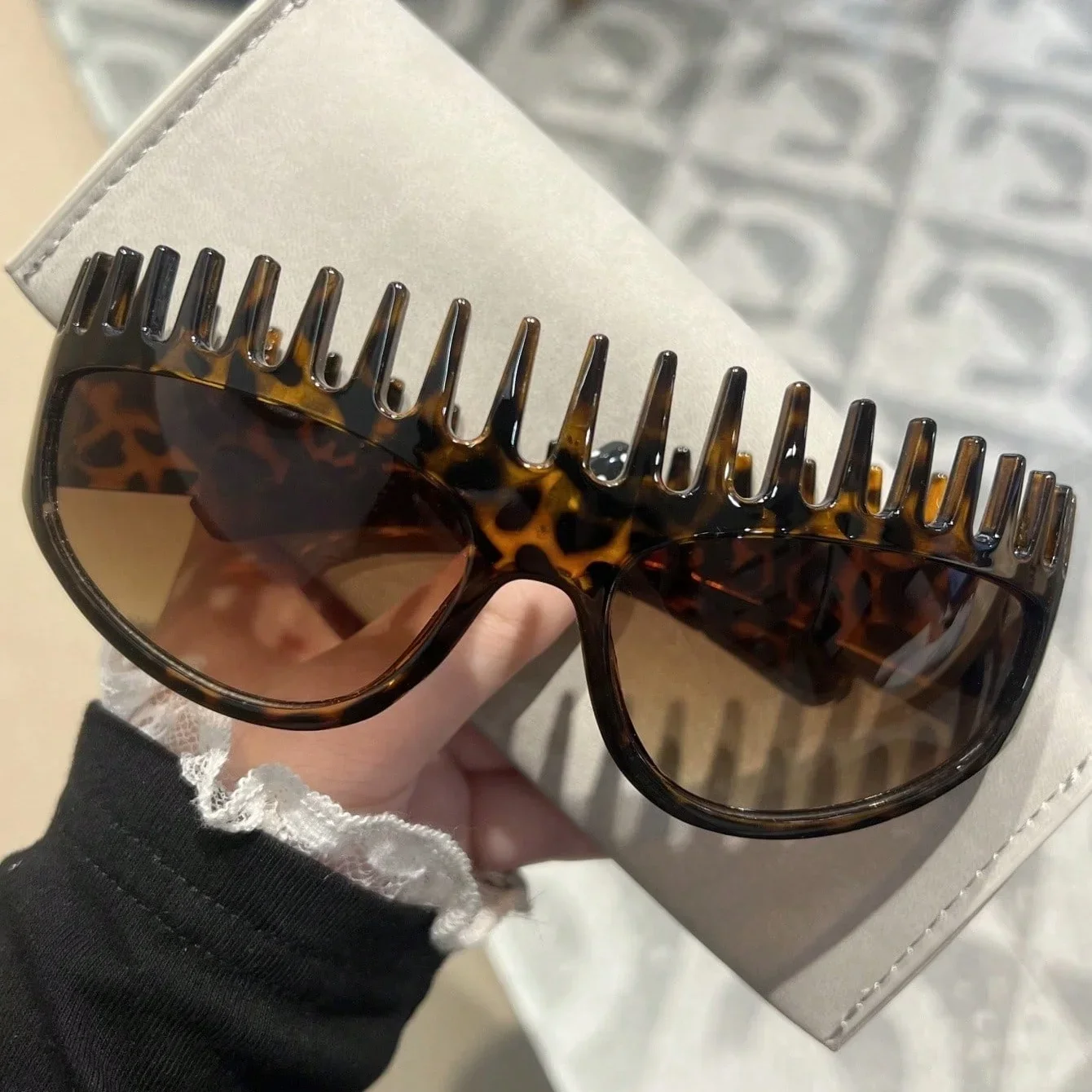 1 قطعة نظارات الموضة النسائية نمط جديد شخصية ملتوي مبالغ فيه عقال النظارات الشمسية الراقية العصرية نمط الشارع الأداء اليومي