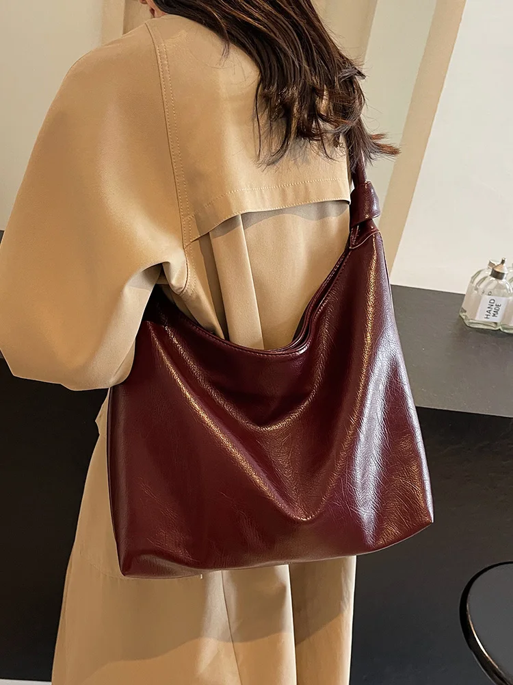 Ladies\' Vintage Burgundy Large Capacity Commuting Tote Bag 2024 New Magnetic Buckle Closed Crossbody Bag Classic Shoulder Bags