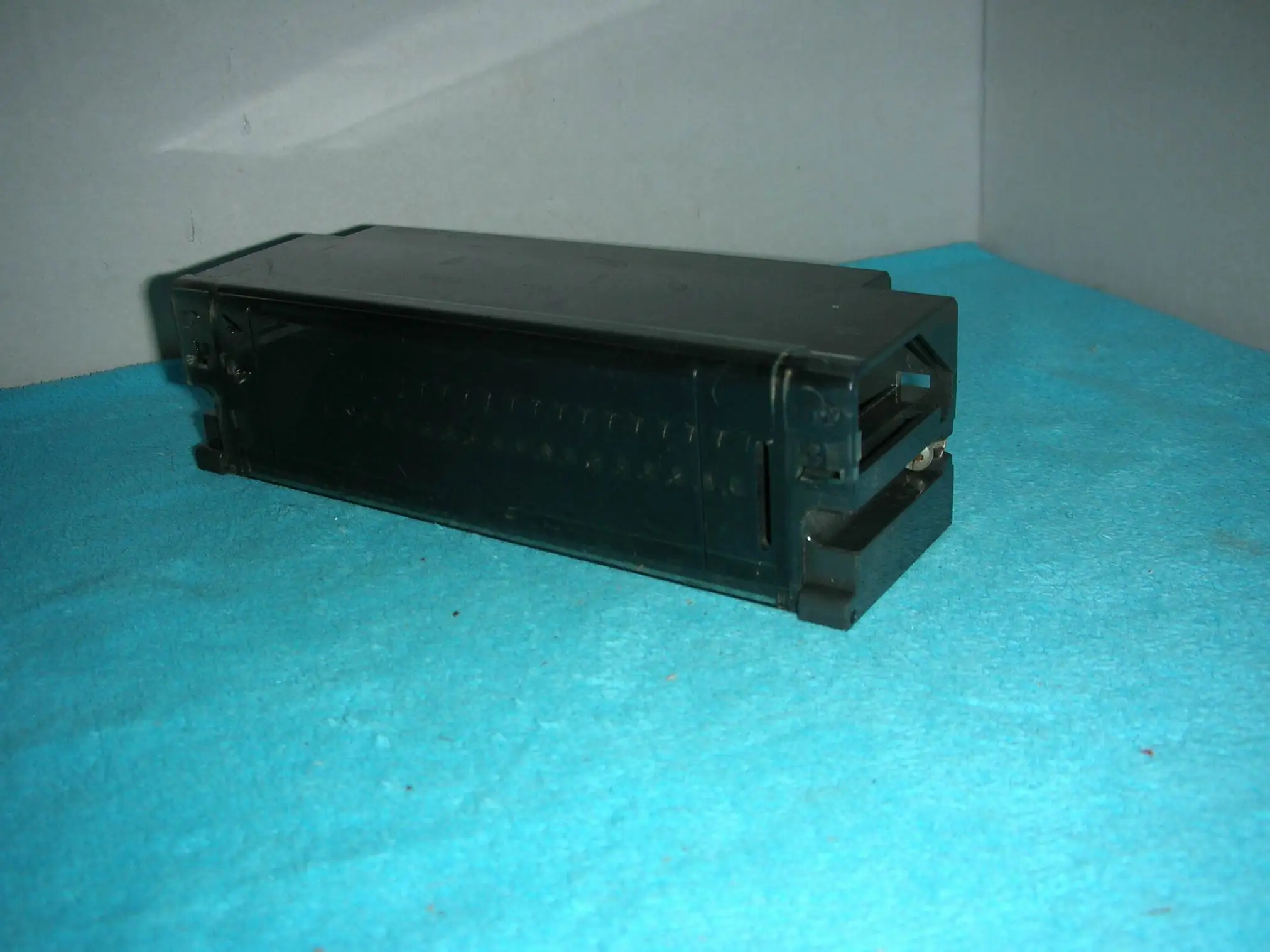 

Передний разъем модуля HC900, 2 ряда 36 контактных клемм