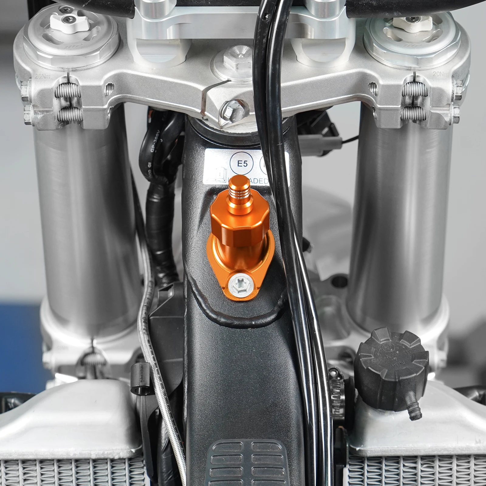 NICECNC Für KTM EXC 300 2024-2026 Öleinfülldeckel-Schutzabdeckung Motorrad für KTM EXC 250 XCW 300 Husqvarna GasGas – Detail 7