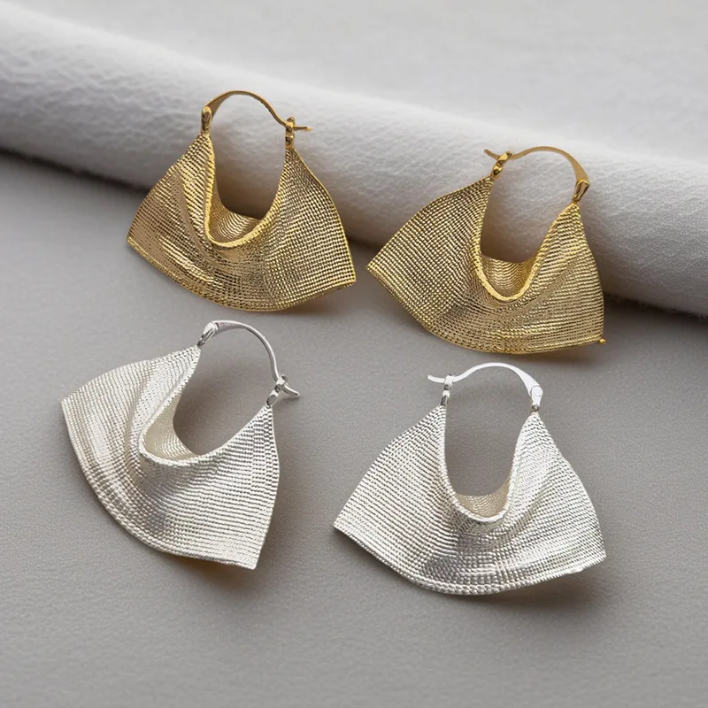 High End French Retro Brass Earrings 18k Real Gold Plated Fan Shape Embossed Woven Texture Elegant Accessories Wholesale