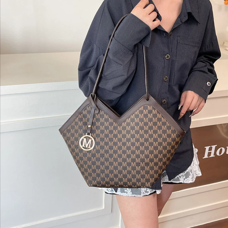 حقيبة يد مطبوعة على الموضة حقيبة تسوق أنيقة للسيدات حقيبة كتف غير منتظمة ذات سعة كبيرة حقيبة ركاب عادية مع حقيبة المعلقات