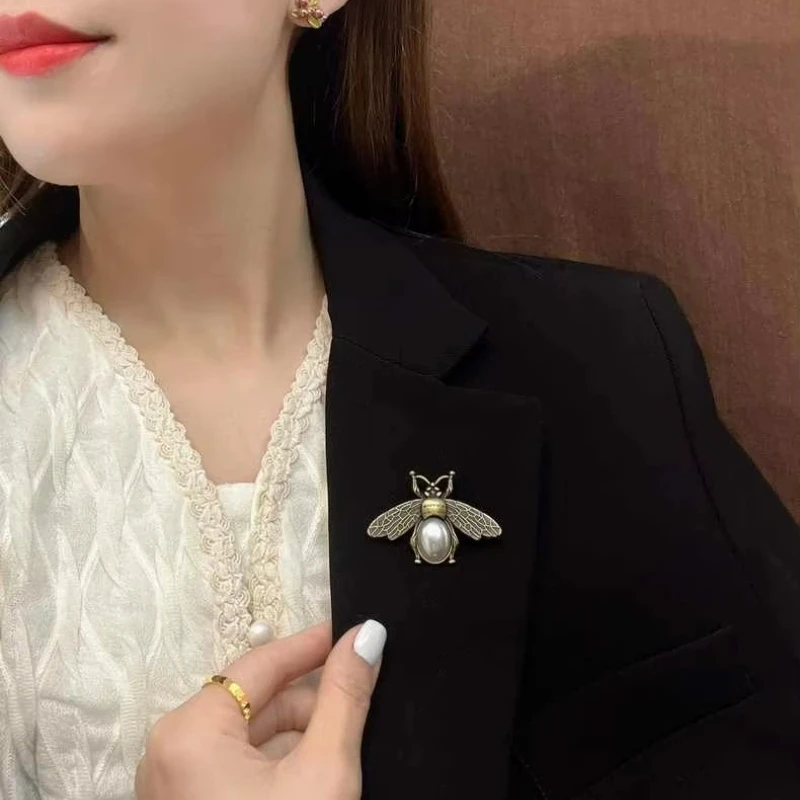

Retro Honey Brooch Simple Temperament Bumblebee Pearl Pins Men's and Women's Suit Coat Accessories Enamel Pin Gifts