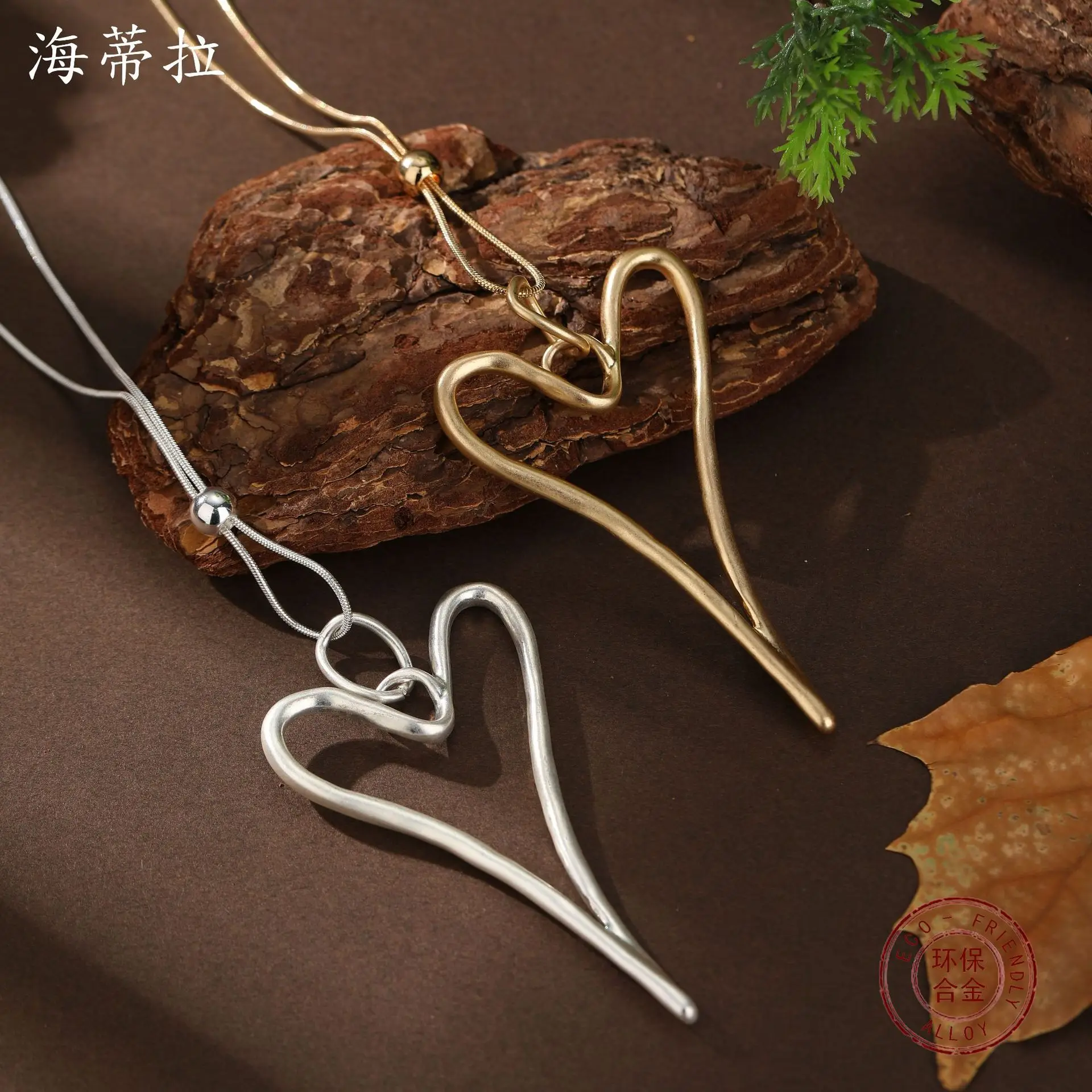 

Новый матовый геометрический кулон в форме сердца, женское простое элегантное ожерелье с застежкой-карабином в форме сердца.