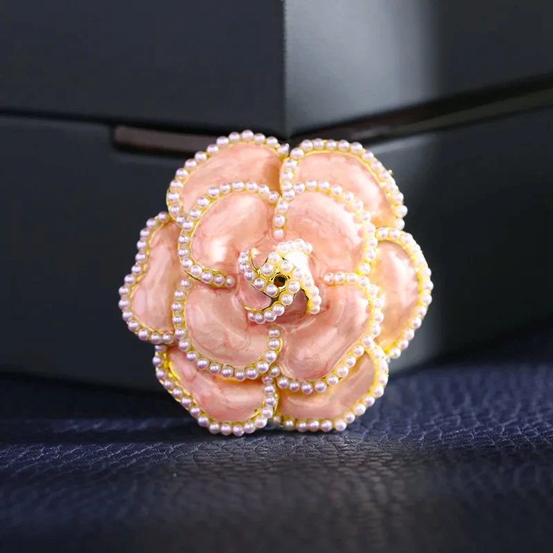Luxury Small Fragrant Camellia Brooch Women High-end Pearl Flower Brooches for Lady Vintage Jewelry Trendy Coat Accessories Pin