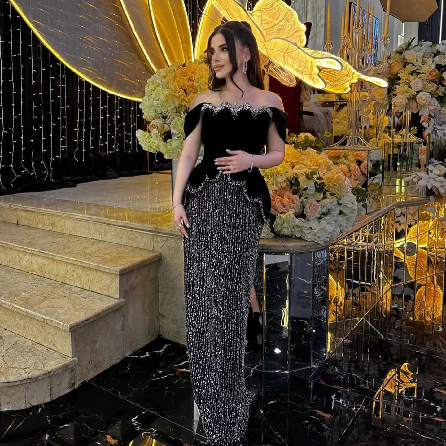 Sharon Said Dubai Luxuriöses Elegantes Schwarzes Schulterfreies Abendkleid mit Kristallen und Perlen für Hochzeitsfeier SS615 Maßanfertigung – Detail 5