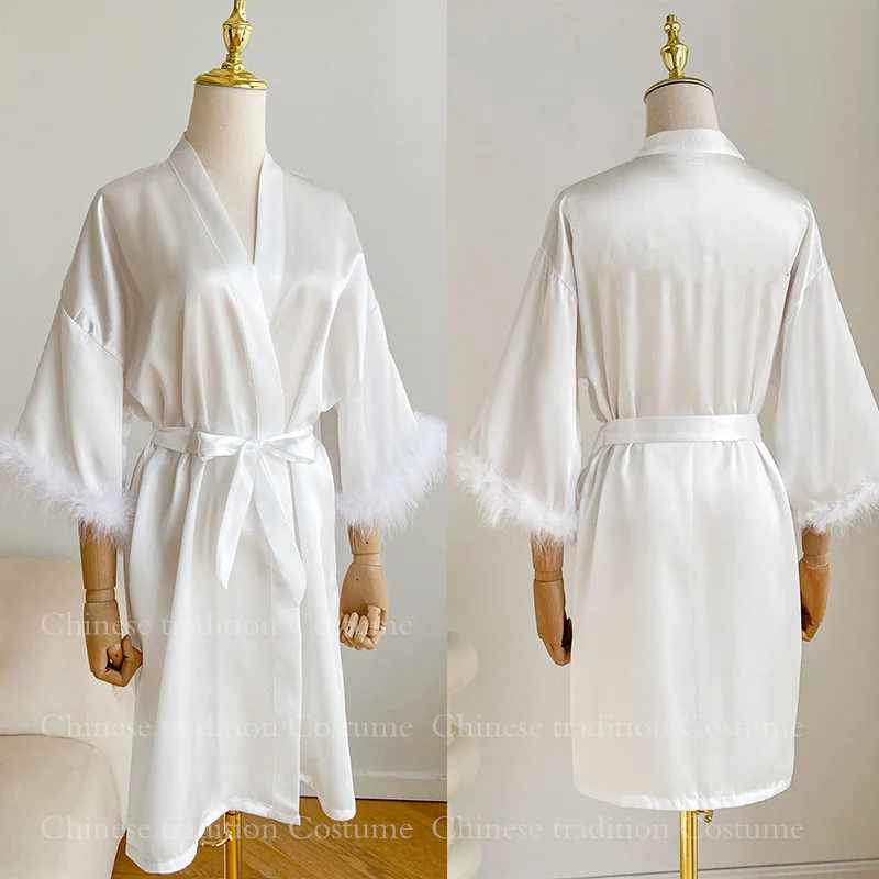 Weiße Braut Hochzeit Robe mit Federn Frauen Satin Peignoir Sexy Brautjungfern Kimono Kleider Kurzer Bademantel Braut Intim Dessous