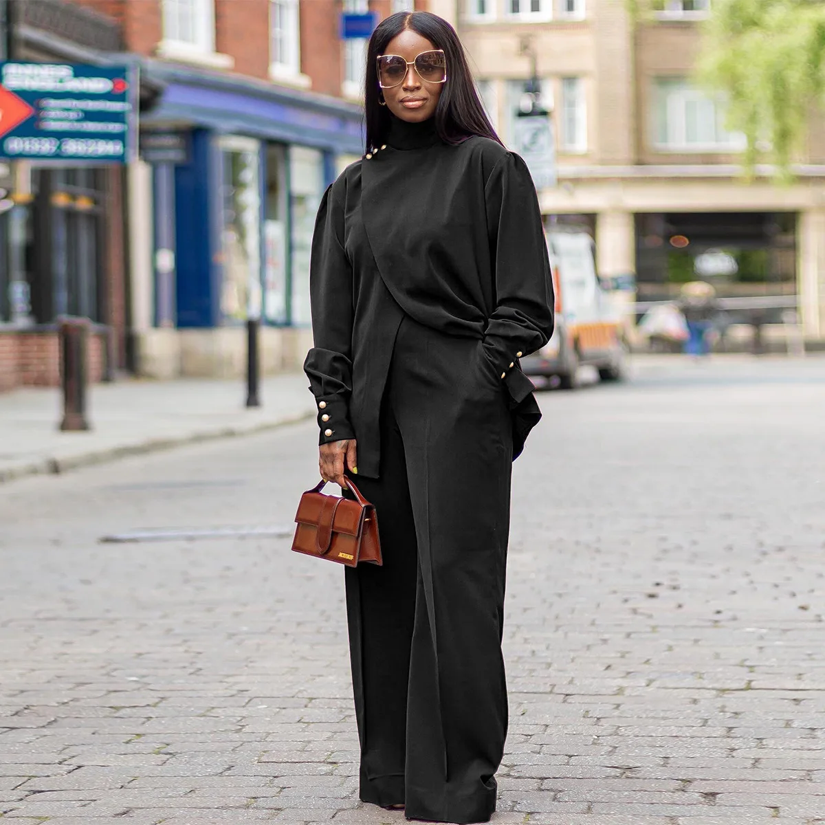 بدلة نسائية لخريف وشتاء 2025 بياقة عالية وأكمام طويلة غير منتظمة بلون سادة بنطال واسع الساق ملابس نسائية طقم مكون من قطعتين