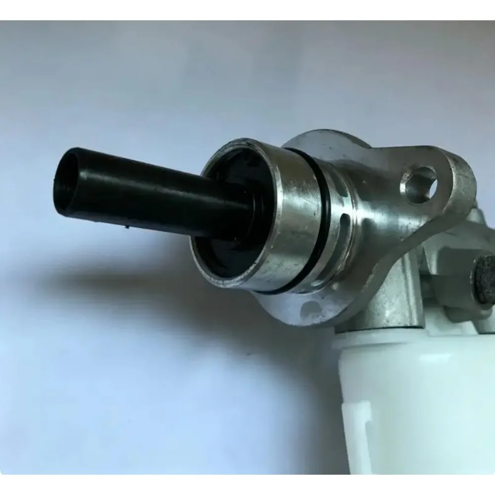 For Toyota VIGO Hilux Pickup KUN25 Master Cylinder Dual-chamber Design of The Master Cylinder Prevent Total Brake Failure