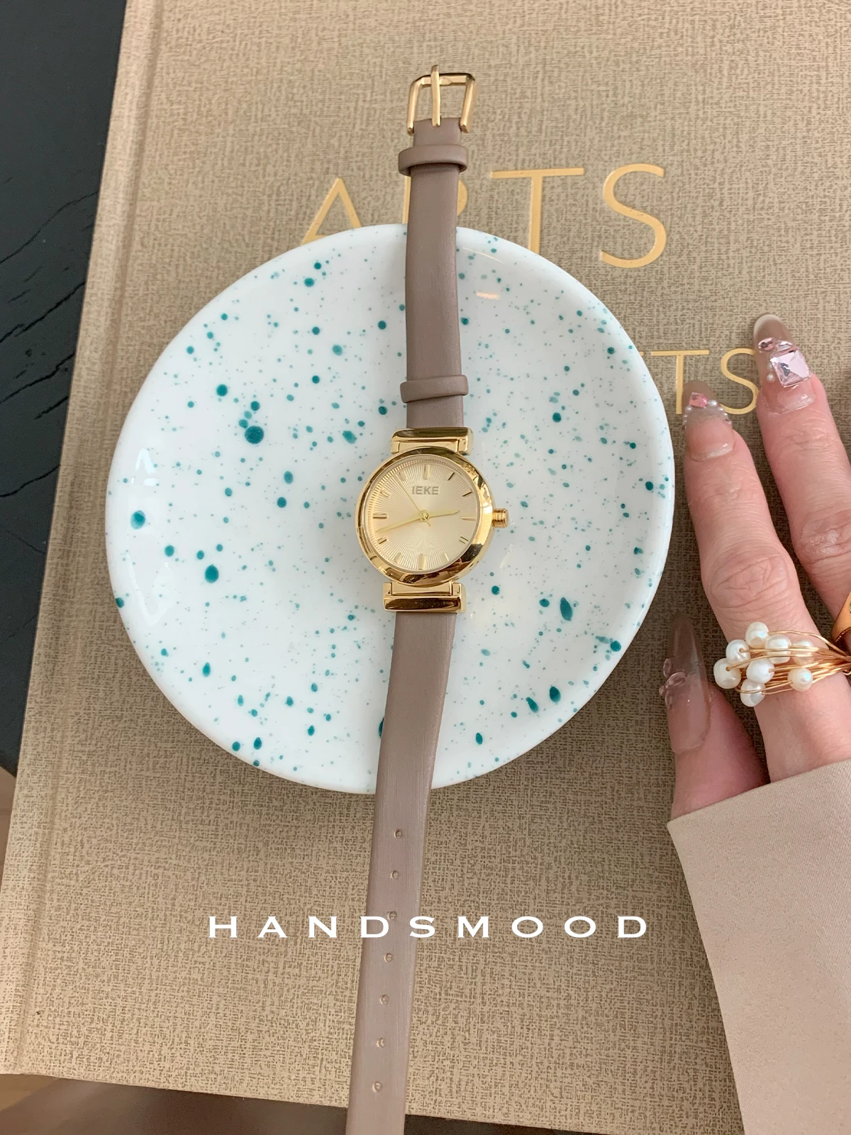 New stylish and sophisticated round leather watch for women, understated and versatile, a women's wristwatch and accessory.