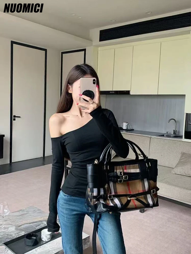 NUOMICI أسود خارج الكتف طويلة الأكمام تريكو تي شيرت للنساء ملابس الخريف سليم صالح مثير انحراف الكتف القمم