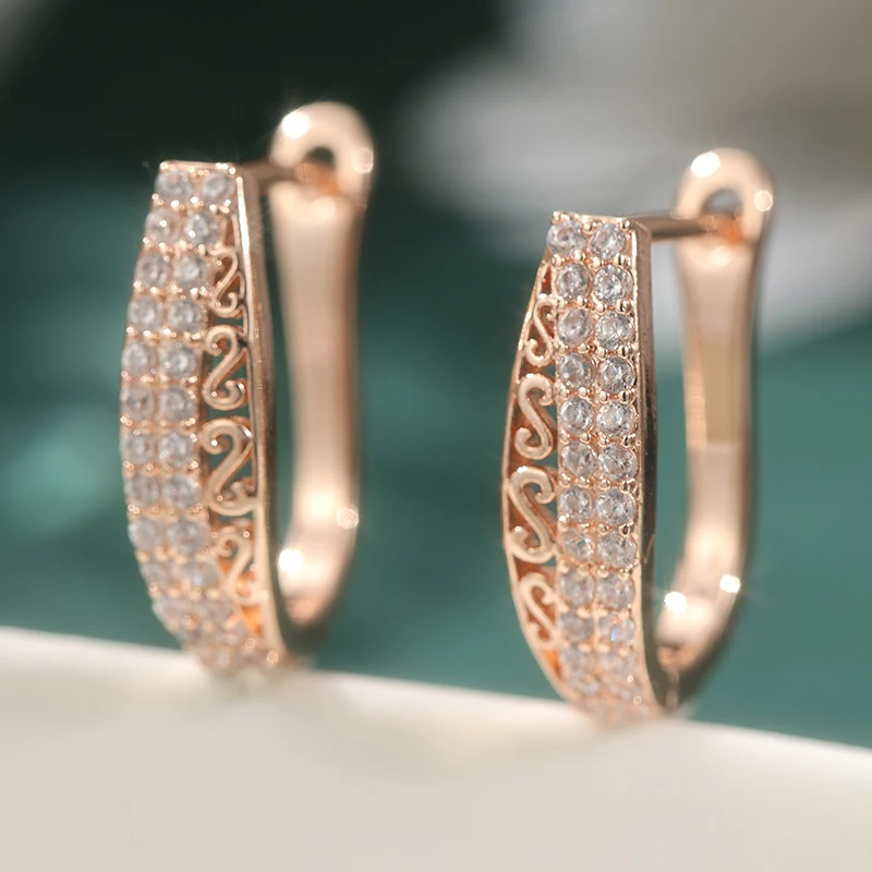 Elegante goldfarbene weiße CZ-Creolen für Damen, handgeschnitzte hohle Ohrringe aus Metall für Party und Alltag – Detail 5