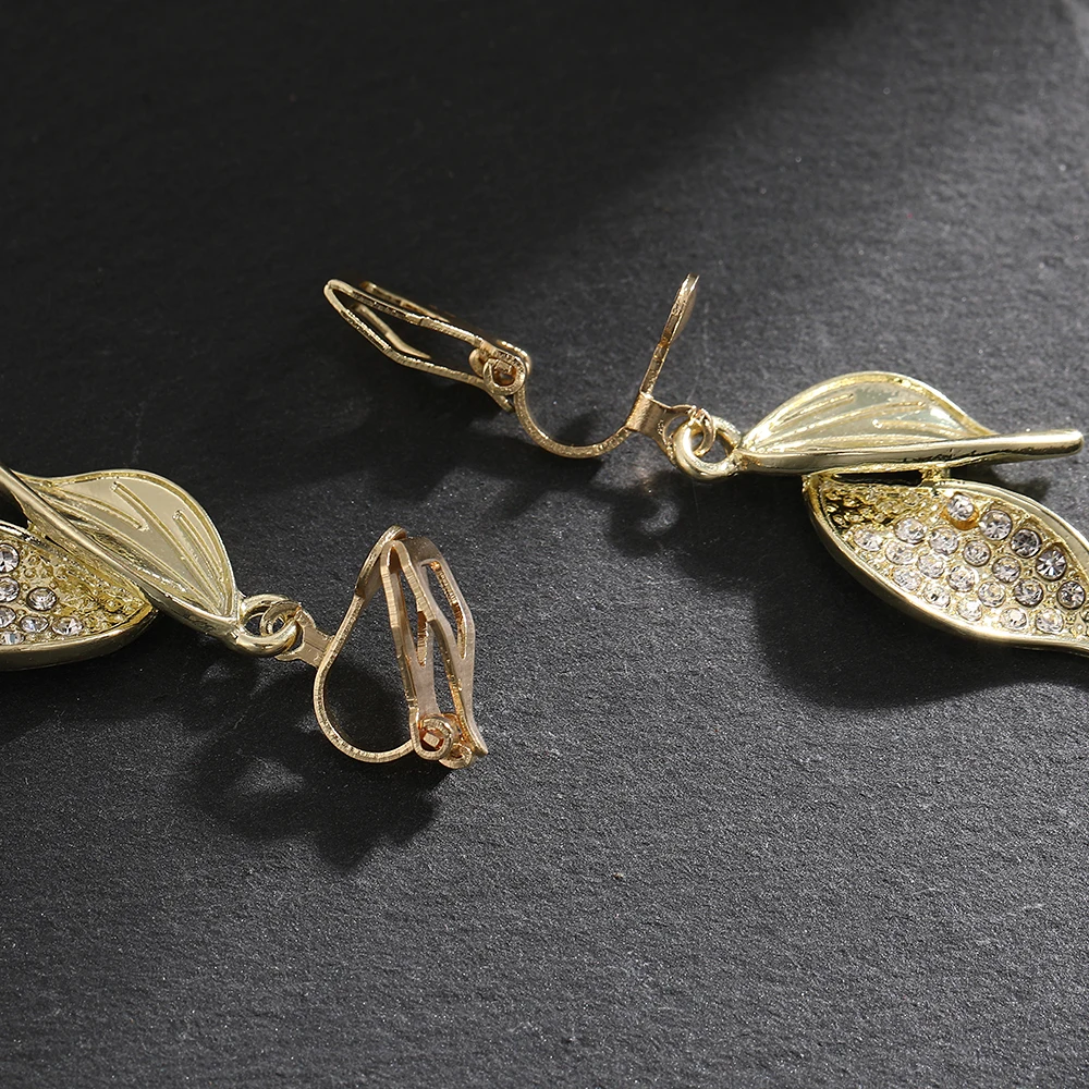 Vintage Golden Rhinestone Leaf Clip Earrings Fashion Non-piercing Earrings for Women Korean Sweet Jewelry 2024 Girls Gift