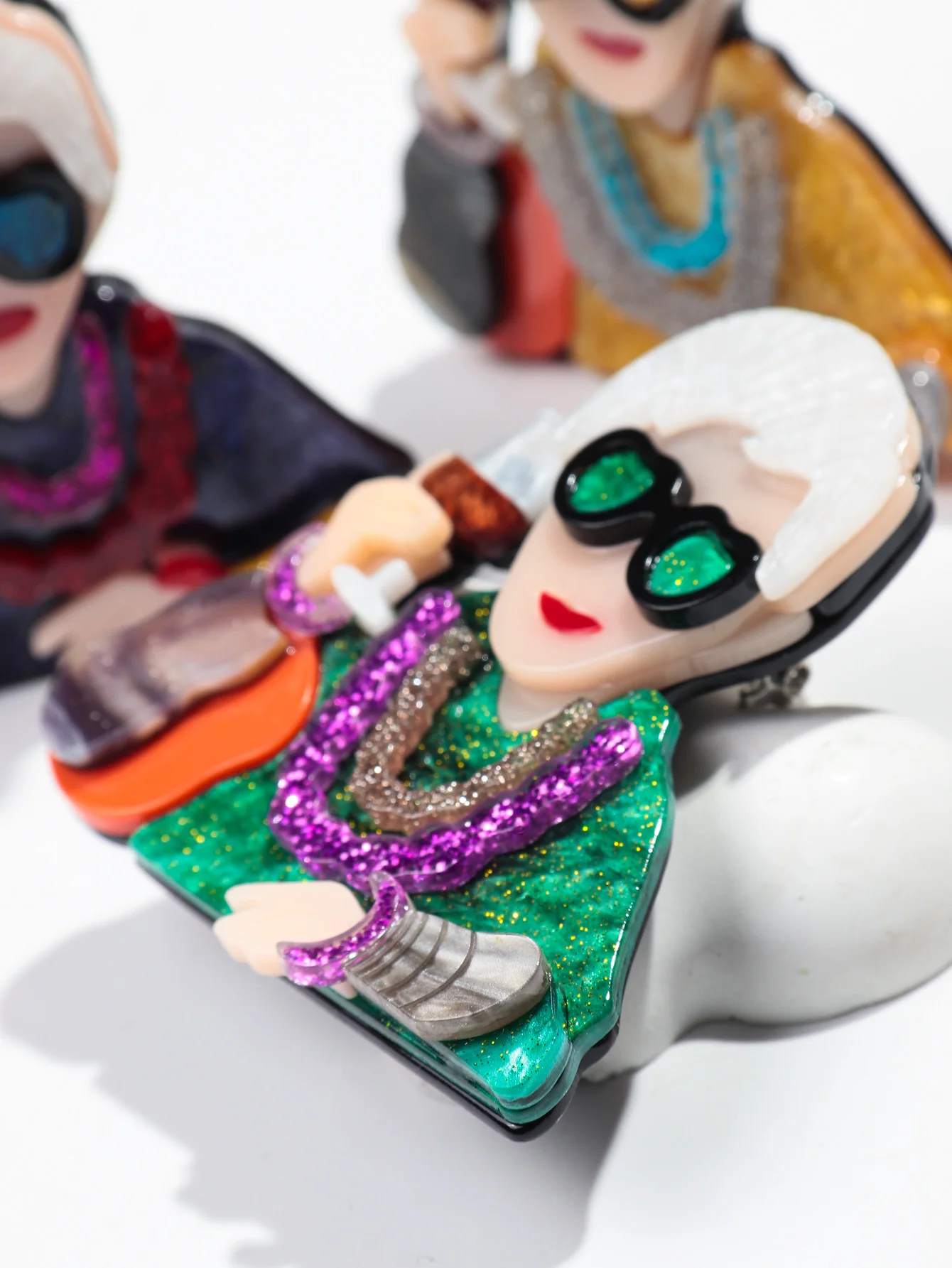 Modische Großmutter-Acrylbroschen für Damen, Niedliche Weinglas-Alte-Damen-Figur Anstecknadeln, Kleidungsschmuck-Accessoires – Detail 4