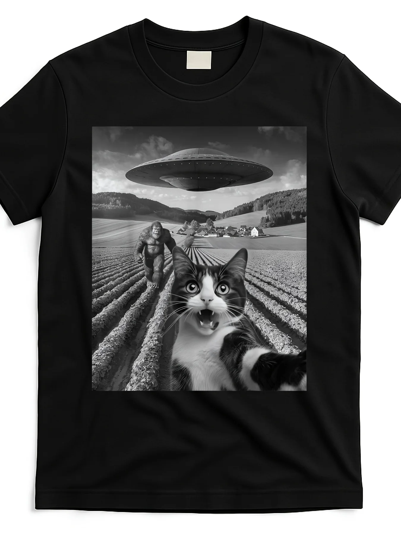 

Men'S Humorous Alien UFO Cat Selfie T-Shirt a Retro Casual Tee Featuring a Paranormal Graphic Print Design for Everyday Wear