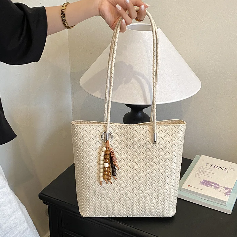 Popular women's bags, woven pattern bags, tote bags, versatile fashion, large-capacity handbags, shoulder bags.