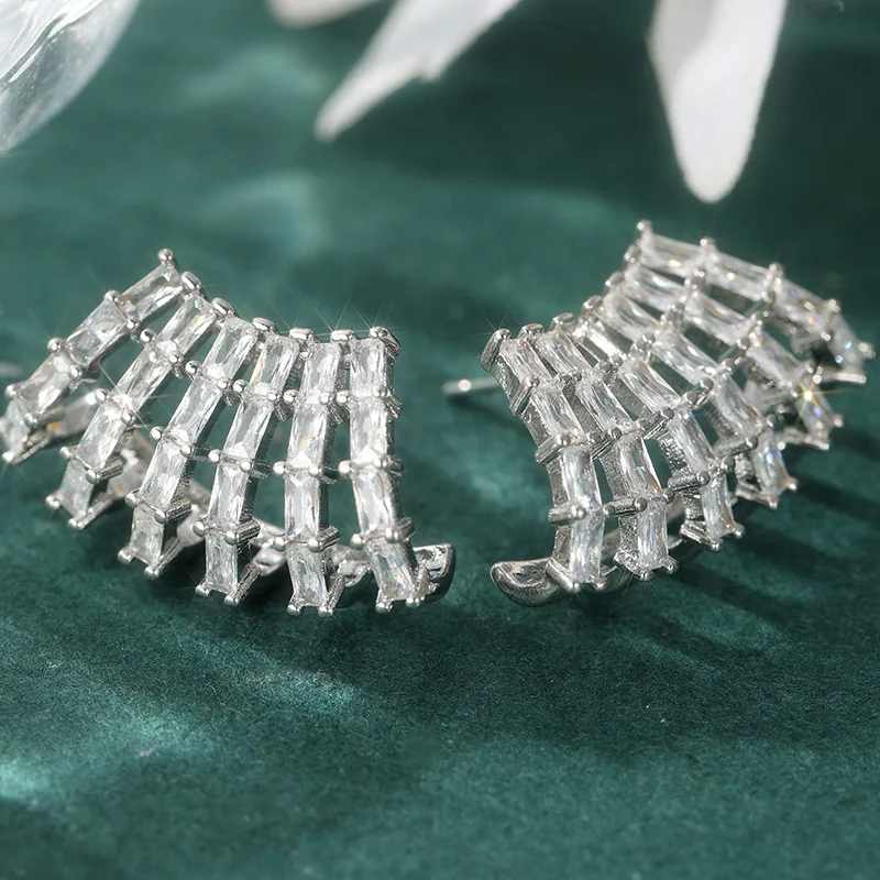 Luxuriöse Silberfarbene Weiße CZ-Ohrstecker für Damen Geometrische Verlobungs- und Party-Ohrringe – Detail 2