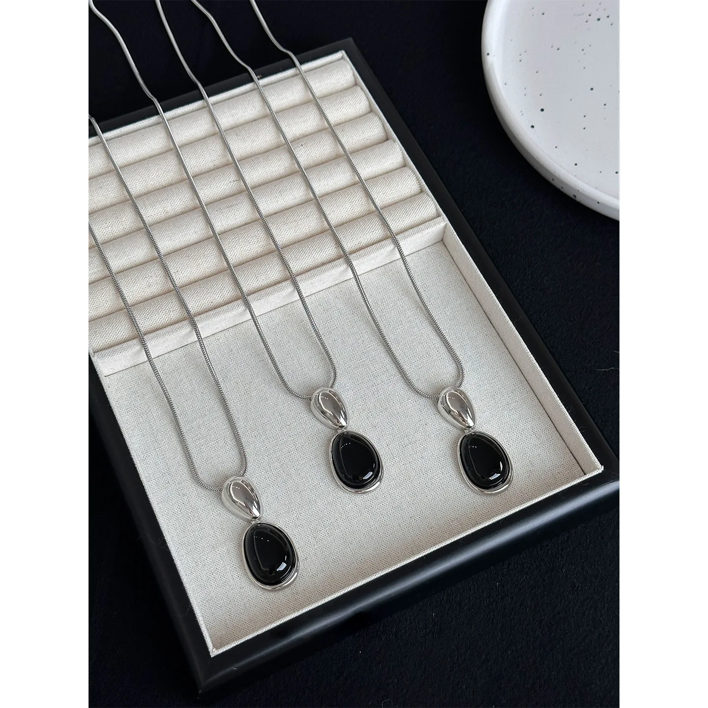 مجوهرات الأزياء خمر قلادة سوداء عظم الثعبان قلادة طويلة ، المرأة سترة سلسلة 2025 الاتجاه الجديد هدايا الحفلات