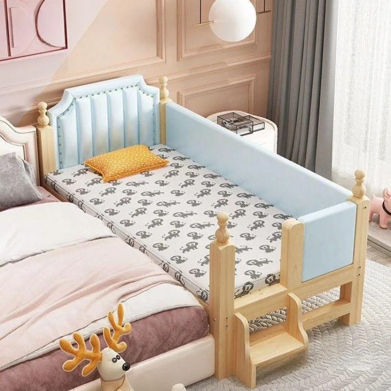 Детская кровать из массива дерева. Широкая детская кроватка с мягким ограждением.