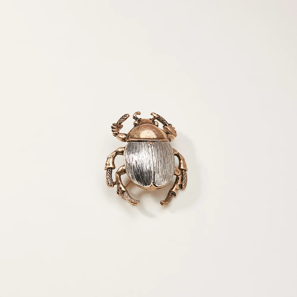 Comes with 1 insect brooch, a niche pin with a retro appearance