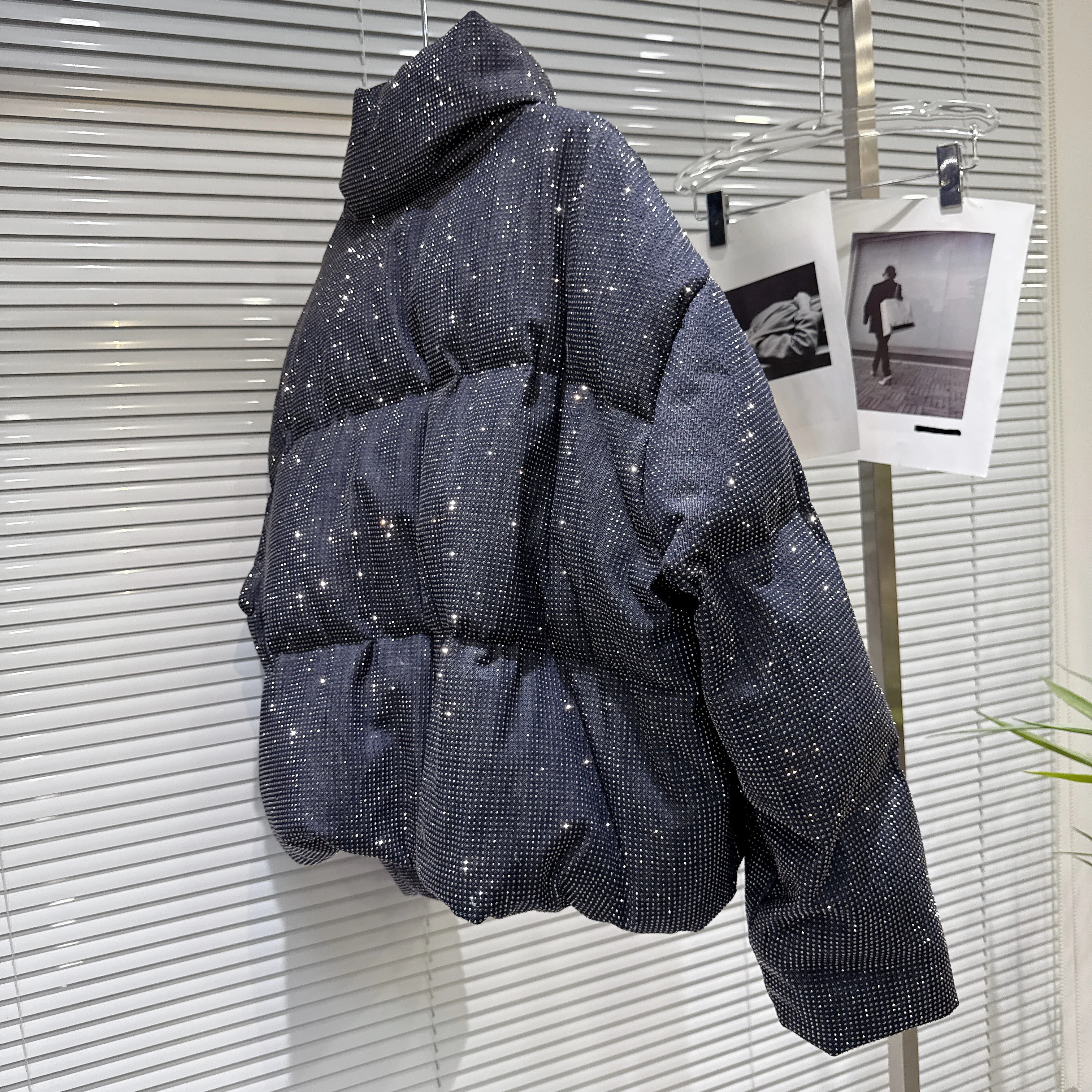 سترة منتفخة من قماش الدنيم بحجر الراين المرصعة بالنجوم على الموضة الثقيلة لشتاء 2025، معطف قطني عصري، ملابس خارجية للسيدات