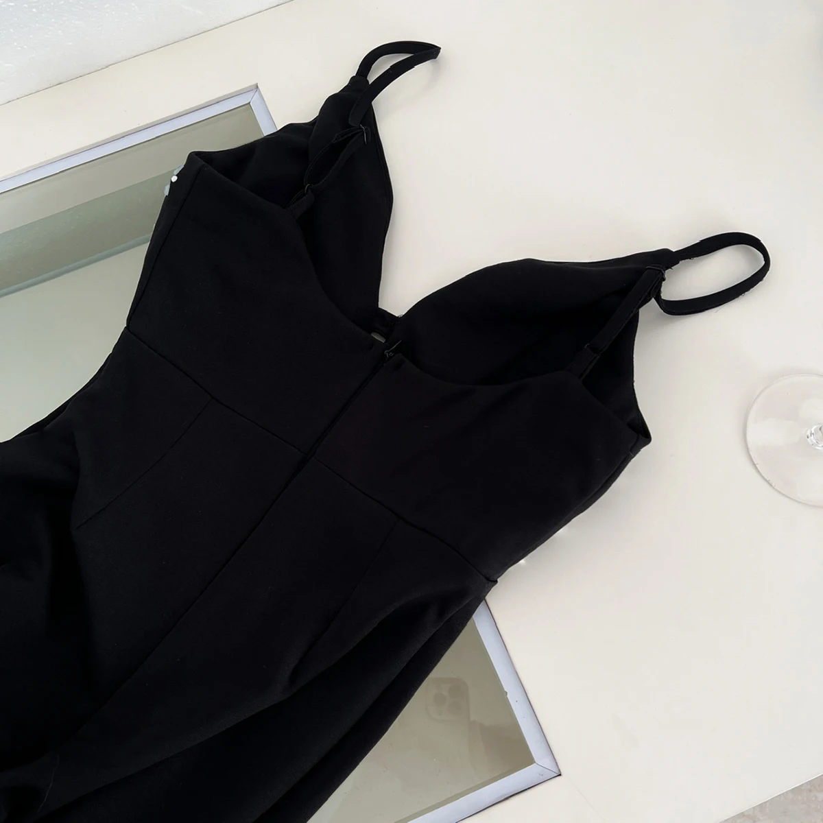 ReddaChic Sparkly Party Vrouwen Zwarte Bodycon Boog Broche Strass Corset V-hals Uitgesneden Hemdje Jurk Formele Zomer Kleding