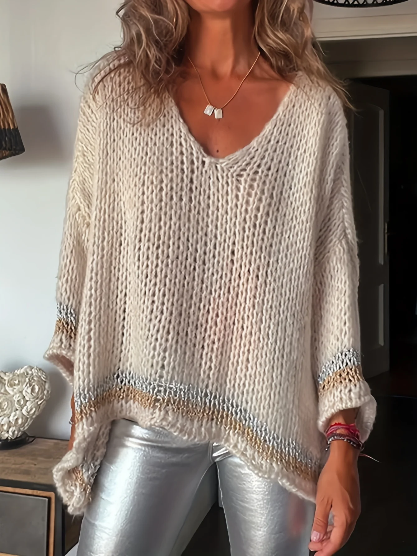 

Elegant lady's sweater, long sleeves, striped design, loose fit, suitable for autumn and winter, casual and fashionable.