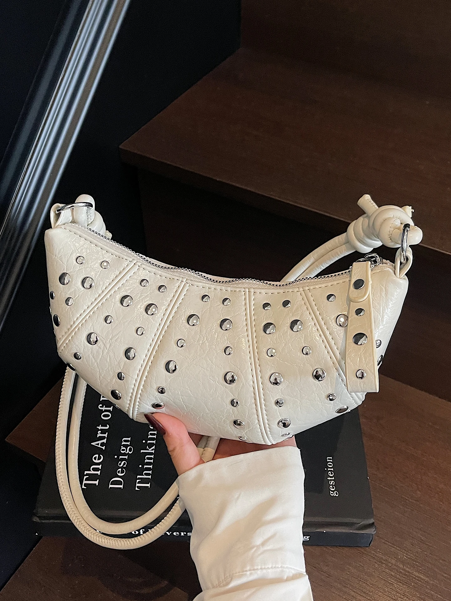 

Оригинальная дизайнерская новая сумка через плечо с заклепками, женская модная масляная восковая кожаная сумка с рожком Сумка Женская, бесплатная доставка