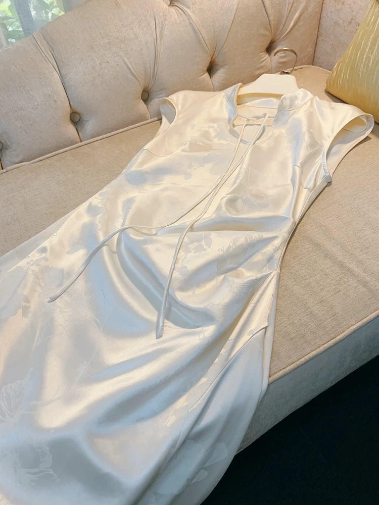 

Элегантная белая женская юбка-трапеция с высокой талией и разрезом из мягкого шелкового материала