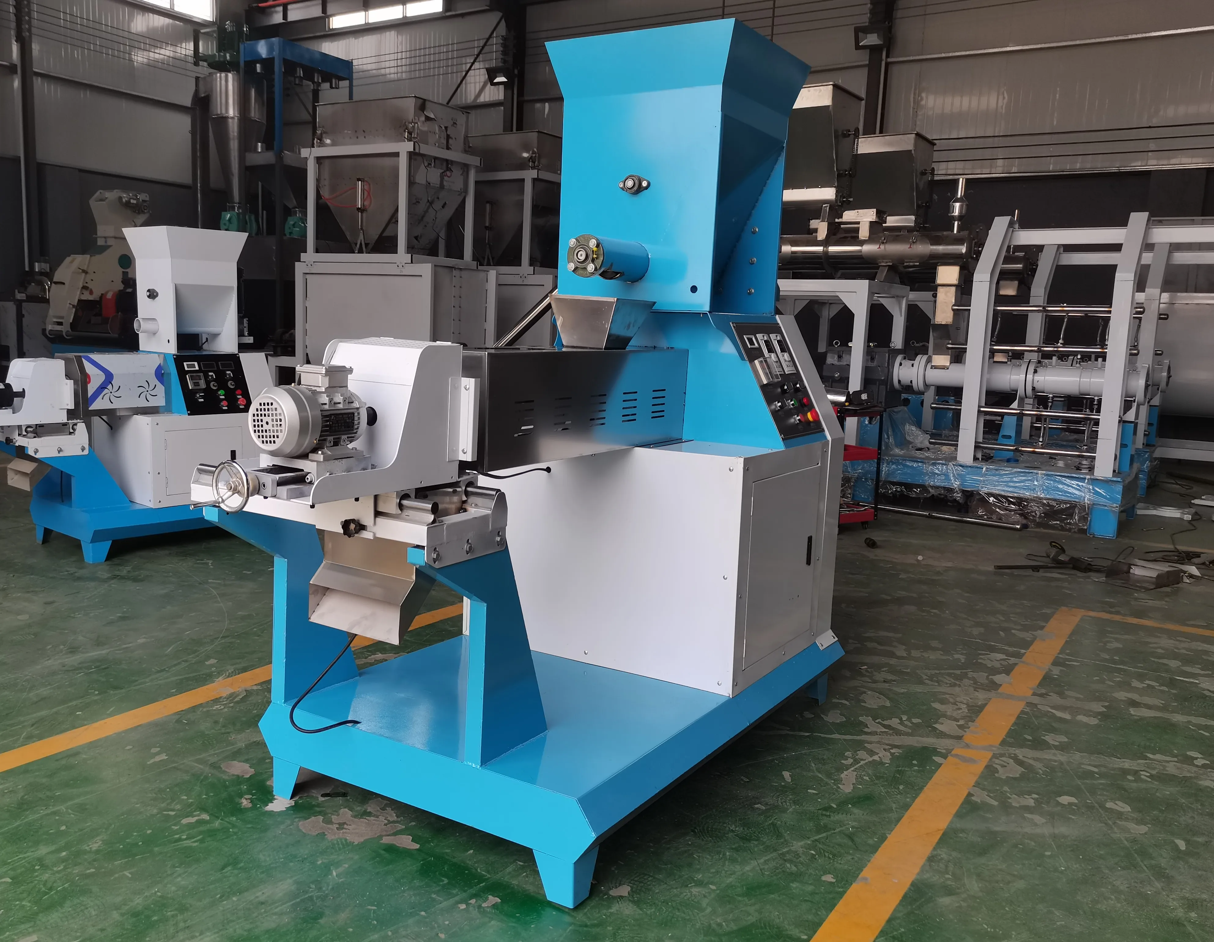 Macchina automatica per la formazione di mangimi per animali domestici per gamberetti Macchina per alimenti per cani con osso cotto Macchina per alimenti per cani per gatti Macchina per alimenti per cani asciutti Linea di piante per la lavorazione