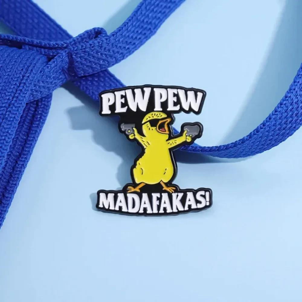 PEW PEW MADAFAKAS دبابيس الأصفر كول الفرخ الملابس على ظهره المينا دبابيس طوق شارة التلبيب الكرتون مجوهرات لصديق هدية