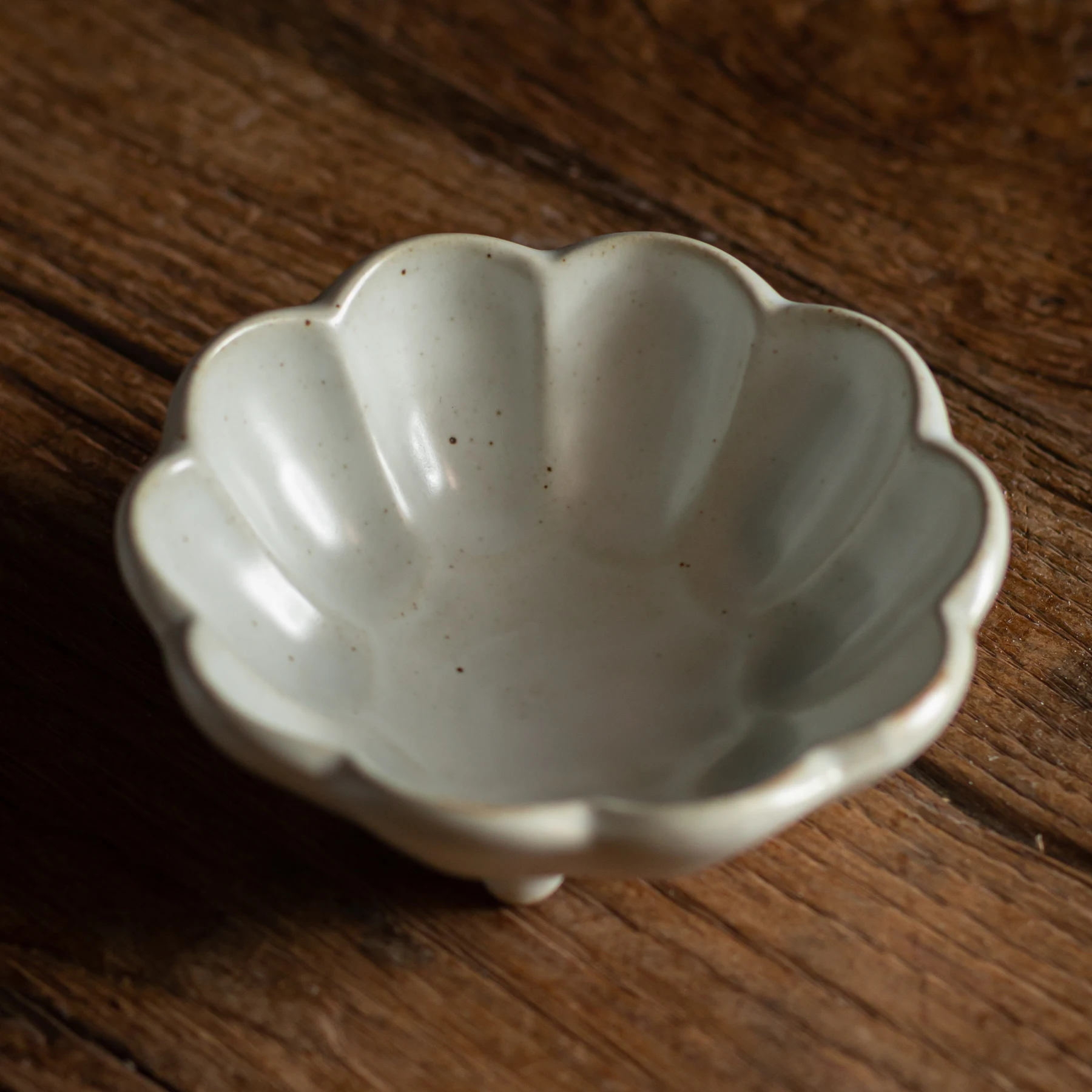 Vintage White Coarse Pottery Petal Shape Dish Kiln Turned Dessert Plate Household Restaurant Chic Snack Ceramic Tablewares