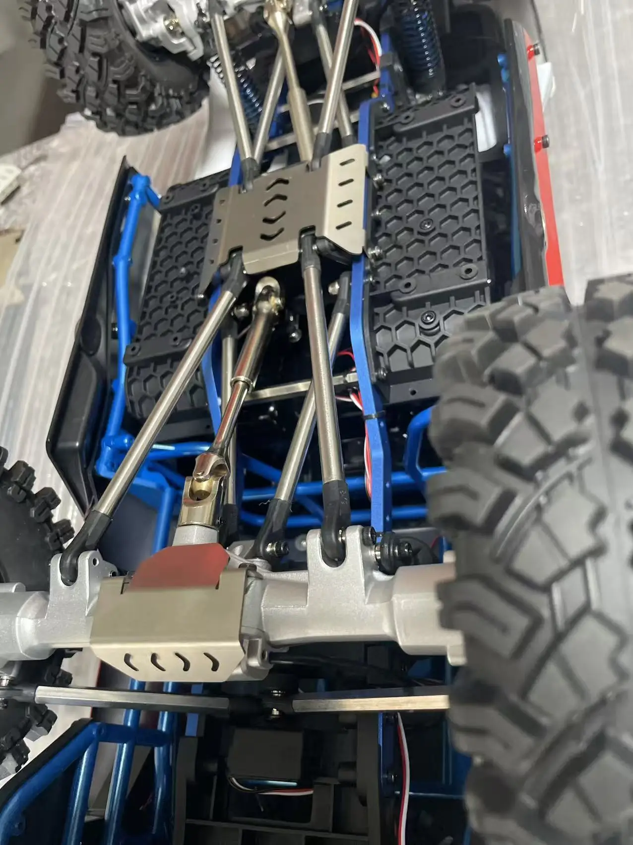 แผ่นกันกระแทกใต้ท้องรถสแตนเลสสำหรับรถบังคับวิทยุ MJX Hyper Go H8P ขนาด 1/8, ชิ้นส่วนอัพเกรดป้องกันใต้ท้องรถแบบโลหะสำหรับงานหนัก