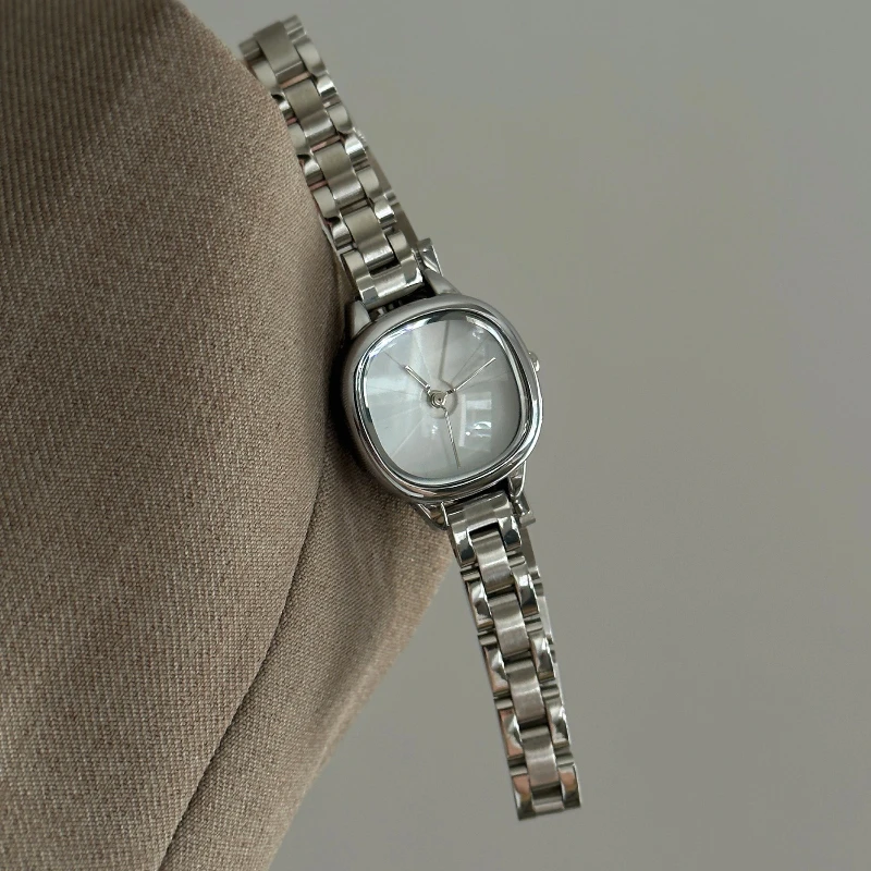 Fashionally simple quartz watch for ladies - 2025 new model. Compact and exquisite. Trendy for students. High-end ladies' watch.