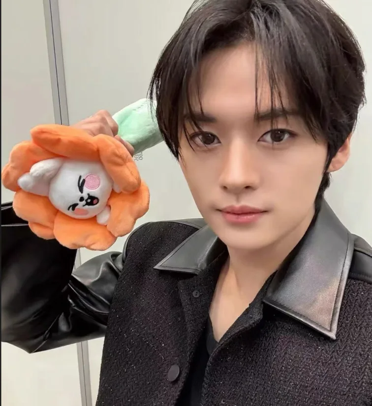 

New Straykids cartoon coin purse storage bag skzoo plush toy flower pen bag flash cute peripheral children's birthday gift