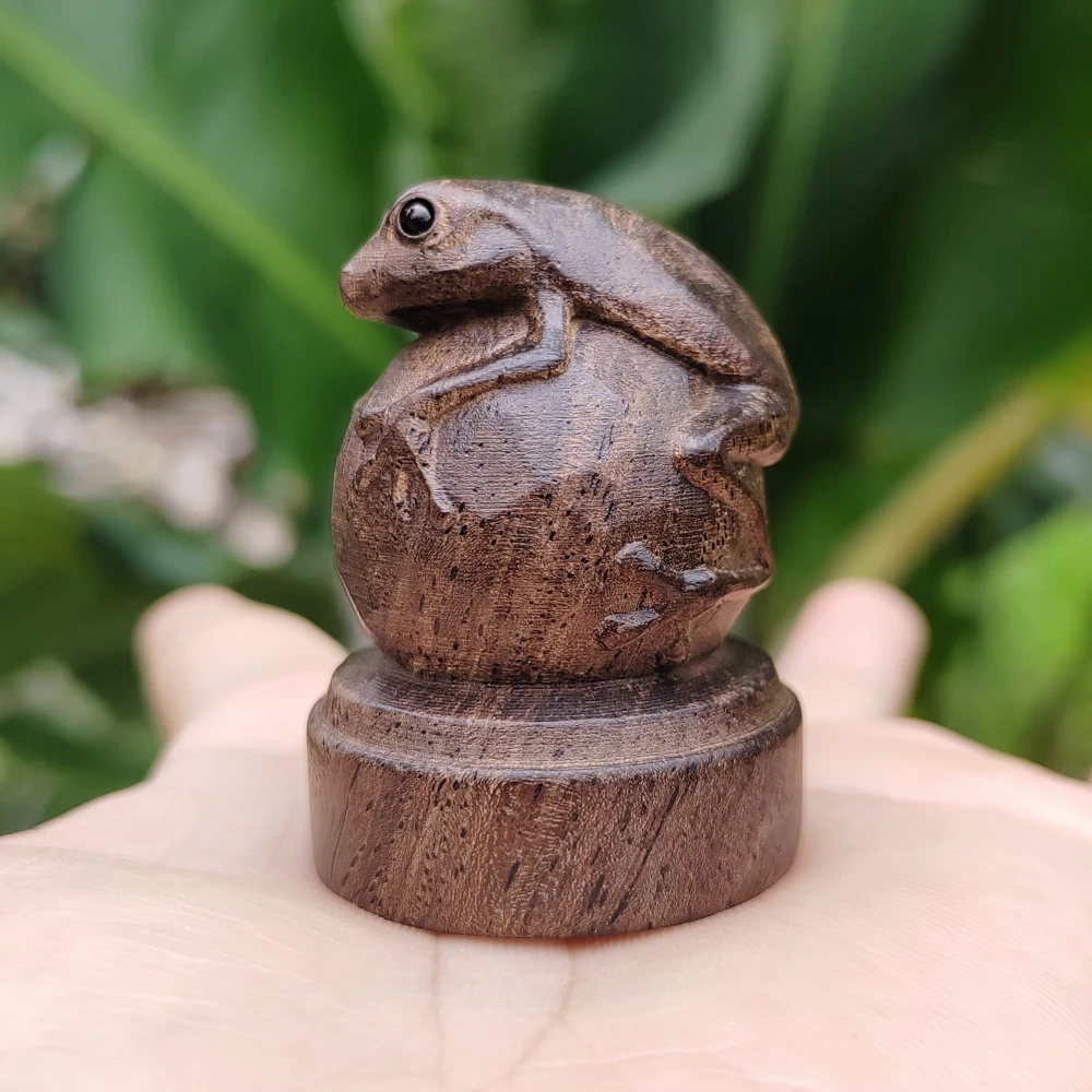 Handgeschnitzte Holz-Froschfigur, die eine Kugel hält, kleine Statue als Dekoration, im chinesischen Stil, minimalistischer Stil, geeignet für Schreibtischdekorationen, Weihnachtsdekorationen, Wohnraumdekoration, Wohnzimmer, Büro, Geschenke für den Schulbeginn, Neujahrsgeschenke. – Detail 4